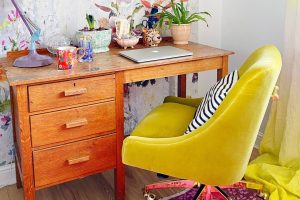 A home office colorfully decorated, inspiration for a barbiecore interior.